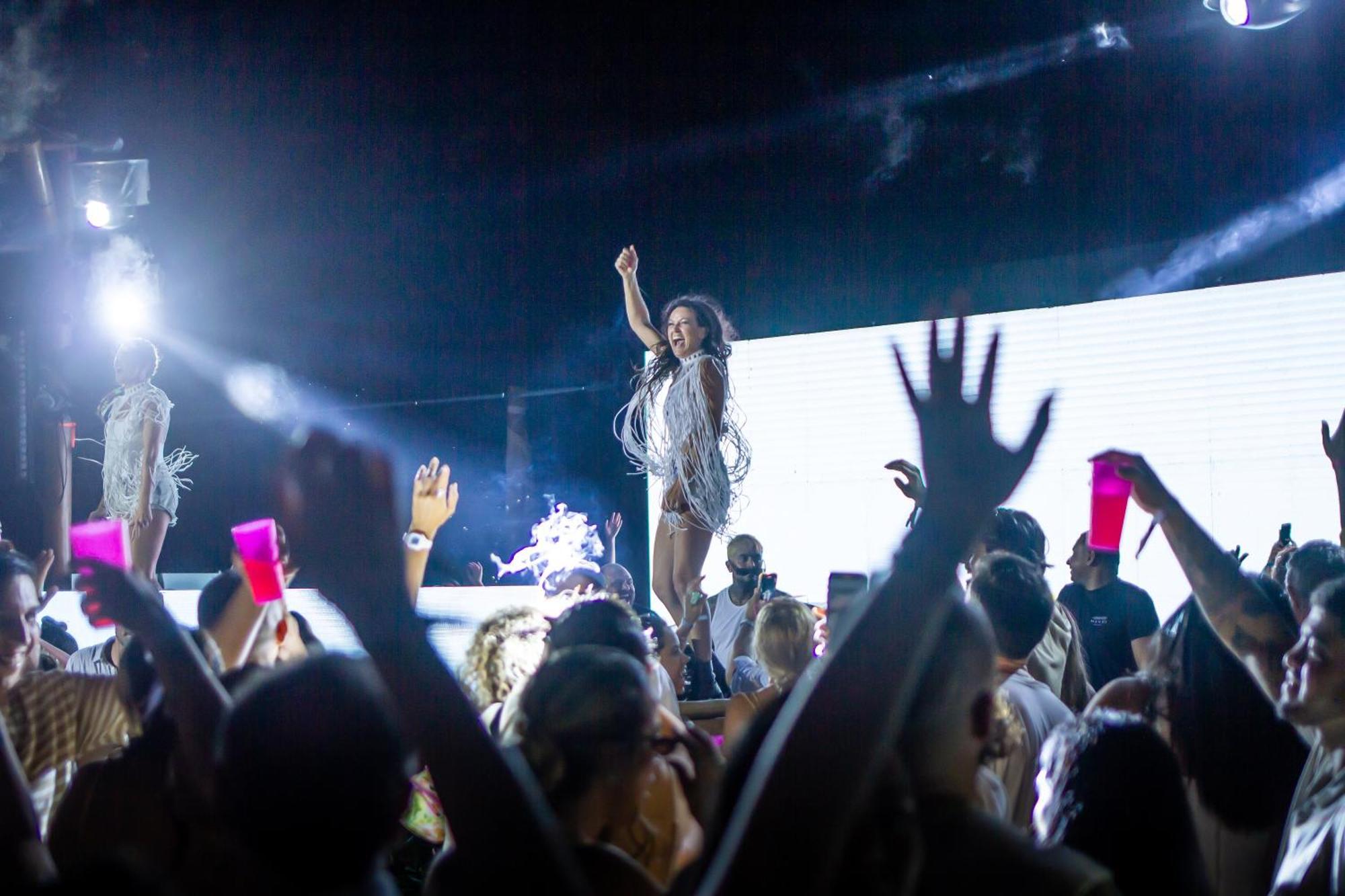 Cafe Jeri Hotel Jijoca de Jericoacoara Luaran gambar Rihanna performing "Work" at the 2016 Coachella Valley Music and Arts Festival